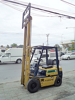 ขายรถยกโคมัสสึ 1.5 ตัน รุ่น15 เครื่องเบนซิน กระบอกคู่  เสาสูง 3 เมตร  ยางตันใหม่ พวงมาลัยเพาเว่อร์  สีเดิมจากนอก นำเข้าจากญี่ปุ่น ใช้งานได้ทันที