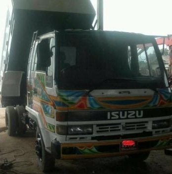 ISUZU ROCKY 195 HP 6HE1 หกล้อดั๊มพ์ กระบะดั๊มพ์เหล็ก 6 ตันยิงหน้าต่อดั๊มพ์ใหม่เอี่ยมความยาวกระบะ 3.60 เมตร เครื่องแน่นดีแรงดีเดิมๆ หัวเก๋งตาหวานแล็ปลายสวยๆ ภายในเก๋งคอนโซลสวยครบ แอร์เย็น พ.เพาเวอร์ ระบบเบรคทริ๊ปฟี้ครบครัน ช่วงล่างคัชซีสวย ยาง 8.25 ขอบ 16