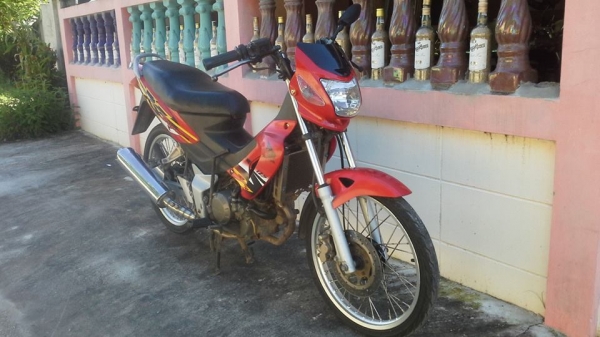 SONIC125ทะเบียนโอนภาษีขาด3ปีสภาพเดิมสวยขายถูกๆ9800บาท