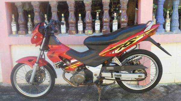 SONIC125ทะเบียนโอนภาษีขาด3ปีสภาพเดิมสวยขายถูกๆ9800บาท