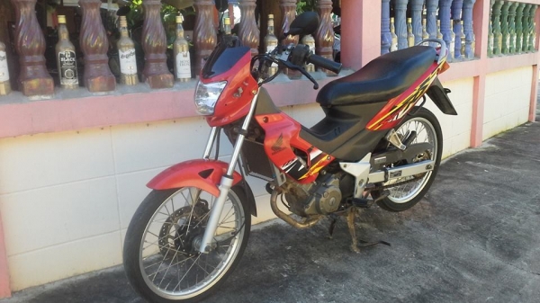 SONIC125ทะเบียนโอนภาษีขาด3ปีสภาพเดิมสวยขายถูกๆ9800บาท