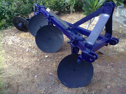 ผาน 3  ใบ  รถไถฟอร์ด   พร้อมใช้งานเลยครับ