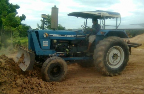 FORD 6600 - 1 เพลา เครื่อง T3 เอกสารเล่มทะเบียนชุดโอนครบพร้อม อุปกรณ์มีใบมีดันหน้า ผานยกร่อง เครื่องแรงดีแห้งดีไม่เยิ้ม ช่วงล่างเดิมๆ ยางสภาพดีหน้าหลังประมาณ 60\% พร้อมทำงานได้เลย ราคาต่อรองได้ครับ