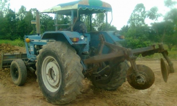 FORD 6600 - 1 เพลา เครื่อง T3 เอกสารเล่มทะเบียนชุดโอนครบพร้อม อุปกรณ์มีใบมีดันหน้า ผานยกร่อง เครื่องแรงดีแห้งดีไม่เยิ้ม ช่วงล่างเดิมๆ ยางสภาพดีหน้าหลังประมาณ 60\% พร้อมทำงานได้เลย ราคาต่อรองได้ครับ