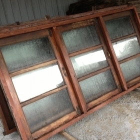 บานหน้าต่างพร้อมวงกบไม้สักสภาพดีครับเป็นไม้สักครับบานหน้าต่างพร้อมวงกบไม้สักสภาพดีครับเป็นไม้สักครับ ความยาว2.5เมตร สูงประมาณ 1.20 ม.  3  บานนะครับ รื้อจากโรงแรมครับ ราคานี้คุ้มครับ มีประมาณ