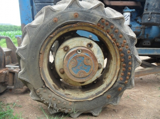 ขายแล้ว ขอบคุณเสี่ยกร บ้านส้มโอ  รถไถฟอร์ด6640คาราโร่ 5น๊อต เครื่องดี เกียร์/ท้ายดี  แต่สีไม่สวย ดันหน้า/หาง7 ตามสภาพ