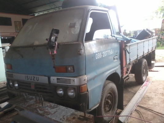 รถ 4 ล้อกลาง อีซูซุ