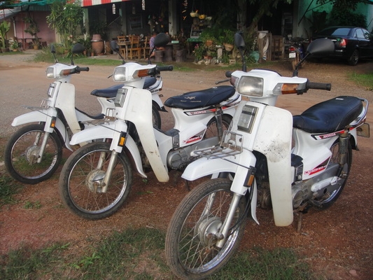 ขายฮอนด้าดรีม คุรุสภา สีขาว สภาพสวยพร้อมใช้งาน (ทะเบียนพร้อมชุดโอน )