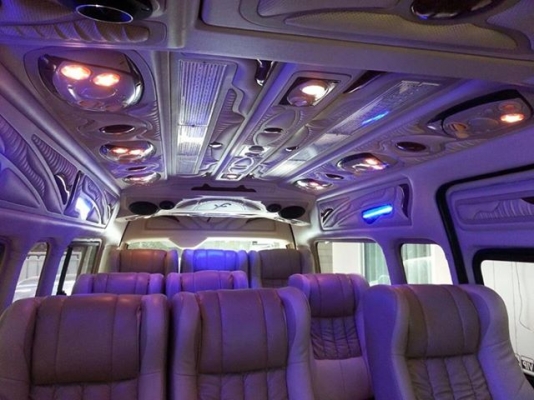 ขายรถตู้แต่ง vip เต็มคัน สนใจติดต่อ088-2344253 (K.สุพจน์)