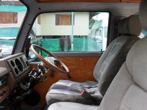 nissan uvan 2700 cc โบราณ 2527