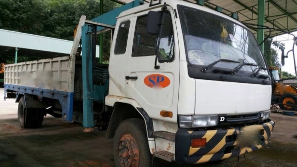 รถนิตสัน 6 ล้อ ติดเครน 5 ตัน  220 แรงม้า  สนใจติดต่อ 081 - 6079515