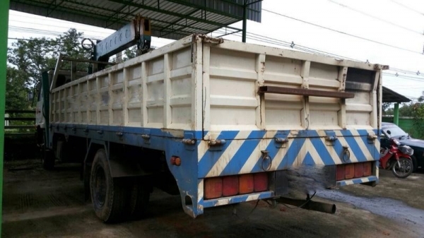 รถนิตสัน 6 ล้อ ติดเครน 5 ตัน  220 แรงม้า  สนใจติดต่อ 081 - 6079515