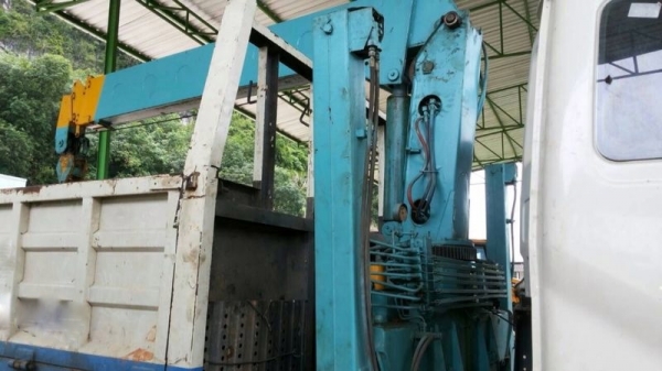 รถนิตสัน 6 ล้อ ติดเครน 5 ตัน  220 แรงม้า  สนใจติดต่อ 081 - 6079515