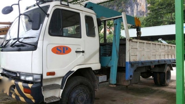 รถนิตสัน 6 ล้อ ติดเครน 5 ตัน  220 แรงม้า  สนใจติดต่อ 081 - 6079515