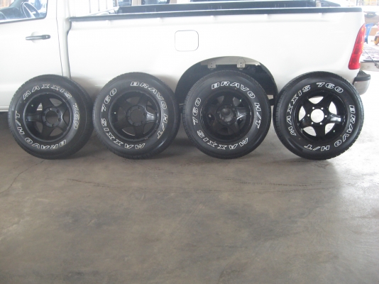 ขายด่วน!!! MAXXIS 760 235/70R15 ปี 2012  เพิ่งซื้อได้เดือนเดียว  พร้อมแม็ก 4x4 พร้อมลุย ขาย 12,000  ครับต่อรองได้จ้าา