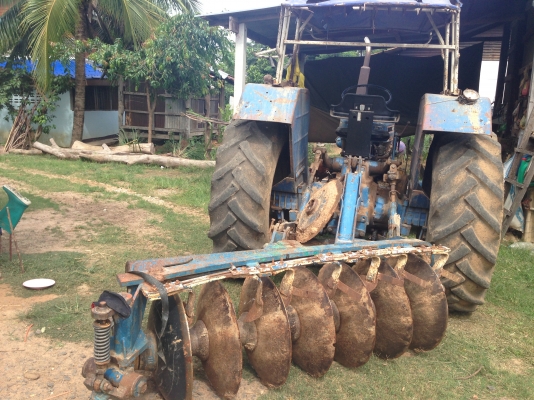 ขายรถไถ FORD- 6600 - 1 เพลา มีภาพวีดีโอ แถมฟรีตู้นวดข้าวเกษตรพัฒนา พวงรถไถ ตู้4ฟตปี38 หมายเลขเครื่อง T3-D5NN เครื่องดี หมายเลขเกียร์ D9NN หมายเลขท้ายเบาะ D6NN อุปกรณ์มี ใบมีดดันหน้า ผาน 7 สภาพพร้อมใช้งานได้เลย เอกสารเล่มทะเบียน สนใจติดต่อ คุณ ชัยยา สตึก โ