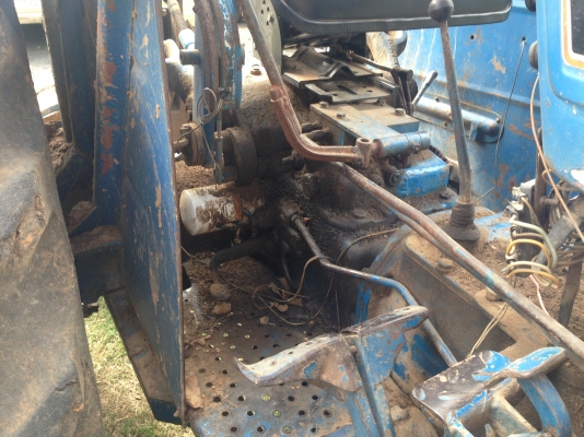 ขายรถไถ FORD- 6600 - 1 เพลา มีภาพวีดีโอ แถมฟรีตู้นวดข้าวเกษตรพัฒนา พวงรถไถ ตู้4ฟตปี38 หมายเลขเครื่อง T3-D5NN เครื่องดี หมายเลขเกียร์ D9NN หมายเลขท้ายเบาะ D6NN อุปกรณ์มี ใบมีดดันหน้า ผาน 7 สภาพพร้อมใช้งานได้เลย เอกสารเล่มทะเบียน สนใจติดต่อ คุณ ชัยยา สตึก โ