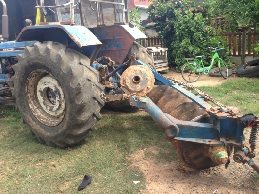 ขายรถไถ FORD- 6600 - 1 เพลา มีภาพวีดีโอ แถมฟรีตู้นวดข้าวเกษตรพัฒนา พวงรถไถ ตู้4ฟตปี38 หมายเลขเครื่อง T3-D5NN เครื่องดี หมายเลขเกียร์ D9NN หมายเลขท้ายเบาะ D6NN อุปกรณ์มี ใบมีดดันหน้า ผาน 7 สภาพพร้อมใช้งานได้เลย เอกสารเล่มทะเบียน สนใจติดต่อ คุณ ชัยยา สตึก โ