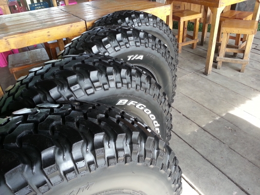 ขายยาง  bf mud 265/75/16    7500    เอาไว้ลุยสวน   ยางปี05ดอกเชนกว่าทุกเส้นสภาพดี   ตามรูป  ส่งทั่วไทย