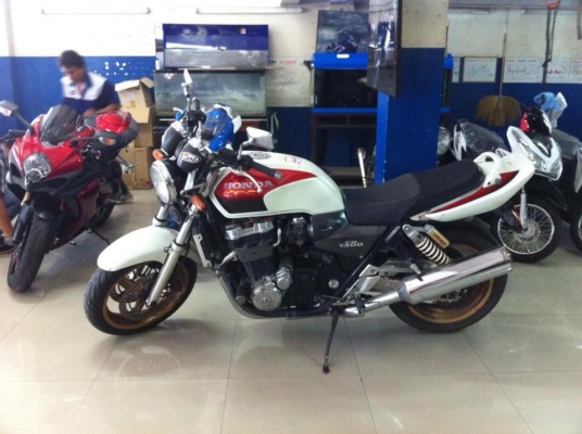 ขาย CB1300 ปี 99  ราคา 99000 บาท อินวอย สภาพดีมากครับ 0822169945