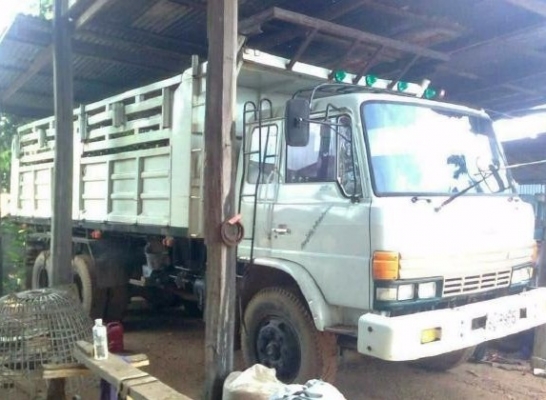 HINO F18 - 185 HP HO7C สิบล้อดั๊มพ์ กระบะดั๊มพ์เหล็ก 12 ตันสภาพดีมีโรล์บาร์อ้อยติดตั้งมาให้ครบพร้อมใช้งานครับ เครื่องแน่นแรงดี ภายในเก๋งคอนโซลอยู่ครบพร้อม พวงมาลัยเพาเวอร์ ช่วงล่างใหญ่คัชซีสวยเดิมๆ ยางสภาพดี 70\% พร้อมบรรทุกพร้อมใช้งาน เอกสารทะเบียนภาษีครบ