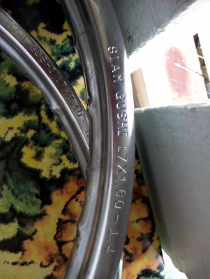 ขายล้อเหล็กเเท้ wave125i ปี13 ไม่คด ไม่ดุ้ง สวยๆ