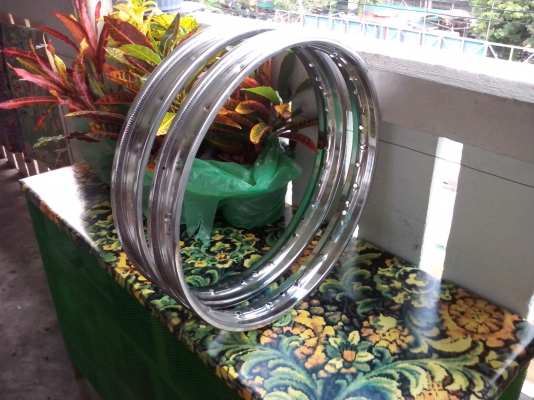 ขายล้อเหล็กเเท้ wave125i ปี13 ไม่คด ไม่ดุ้ง สวยๆ