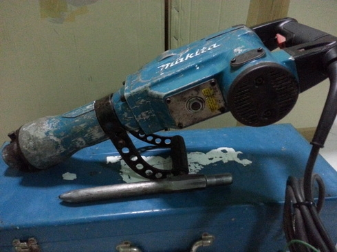 เครื่องสกัดคอนกรีตไฟฟ้าตัวใหญ่ยี่ห้อmakita รุ่น 1306 สภาพพร้อมใช้งานครับ