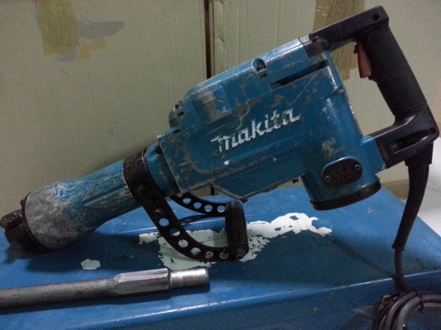 เครื่องสกัดคอนกรีตไฟฟ้าตัวใหญ่ยี่ห้อmakita รุ่น 1306 สภาพพร้อมใช้งานครับ