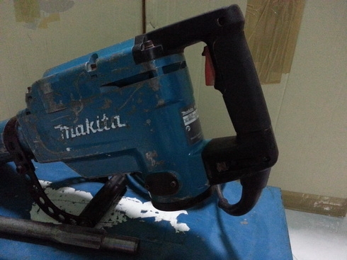 เครื่องสกัดคอนกรีตไฟฟ้าตัวใหญ่ยี่ห้อmakita รุ่น 1306 สภาพพร้อมใช้งานครับ