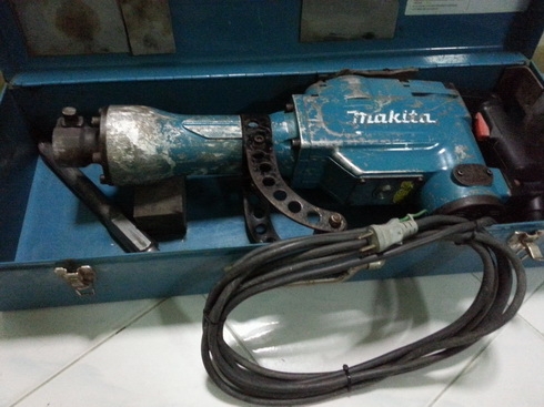 เครื่องสกัดคอนกรีตไฟฟ้าตัวใหญ่ยี่ห้อmakita รุ่น 1306 สภาพพร้อมใช้งานครับ