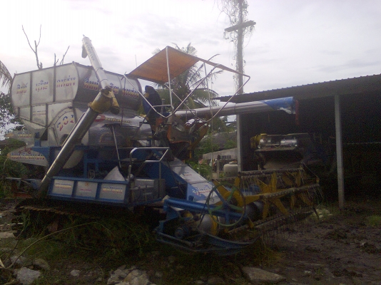 ขายรถเกี่ยวข้าว ศิษย์เจริญการช่าง 2 คัน ปี2011 พร้อมเทเล่อร์