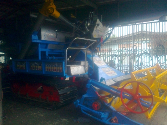 ขายรถเกี่ยวข้าว ศิษย์เจริญการช่าง 2 คัน ปี2011 พร้อมเทเล่อร์