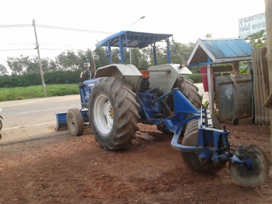 ขายด่วนรถไถยี่ห้อford5500t3 พร้อมใบมีดหน้า ผานหลัง พร้อมที่คีบอ้อย ติดต่อเจ้าของโดยตรง 0821653457 คุณประทีป