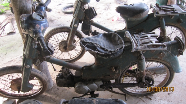 ด่วนๆครับชี50มาใหม่4คันคันล่ะ6000บาทราคานี้ไม่ลดนะครับขายตามสภาพรถเครื่องไม่ติดเล่มไม่มีครับสนใจติดต่อมาเลยครับ0801696651รถยุอำนาจเจริญครับส่งได้ทั่วไทยครับ+ค่าส่ง1000บาท...เอาก่อนเลือกก่อนเลยครับ