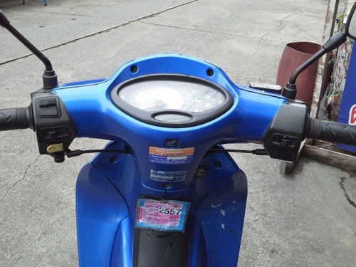 wave 125 ปี 46 สีน้ำเงิน รถสวยตั้งขายได้เลย สภาพเดิมๆ  เครื่องแน่น ไม่หลวม ไม่มีควันขาว  มีเล่มพร้อม ราคานี้คุ้มมาก