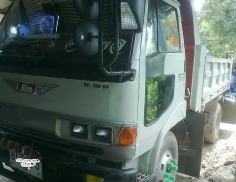 HINO FC171 - 195 HP HO7D หกล้อดั๊มพ์ กระบะดั๊มพ์เหล็ก 4 ตันความยาว 3.60 เมตร วางเครื่อง 195 ลงเล่มครบถูกต้อง ภายในเก๋งคอนโซลสวยครบ แอร์เย็น พวงมาลัยเพาเวอร์ ระบบเบรคทริ๊ปฟี้ ช่วงล่างคัชซีสวย ยาง 8.25 ขอบ 16 สภาพดี 70\% พร้อมบรรทุกพร้อมใช้งาน เอกสารทะเบียนค