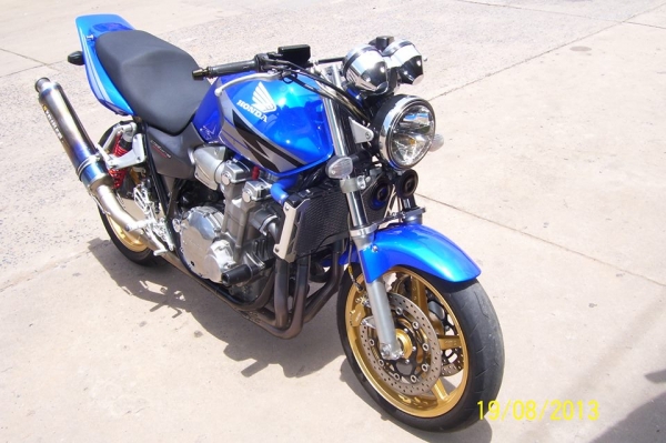 ขออภัยครับ ขาย/แลก cb1300 y.05  in แต่งนิดๆๆ แต่หล่อ "รูปล่าสุด"