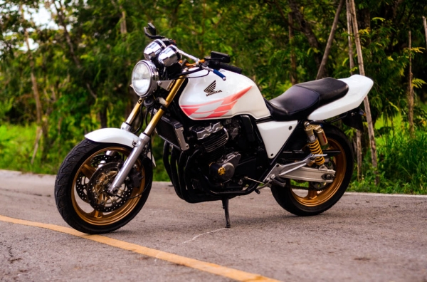 ขาย - แลก Cb400 ปี 95 สวยใสใหม่กริป ของแต่งเยอะอยากขับ 4 ล้อ สนใจโทรมาเลยคับ