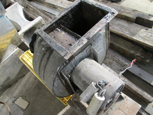 มอเตอร์ดูดควัน  รื้อมา  ขายตามสภาพ   ไม่ผุ  แข็งแรงครับ