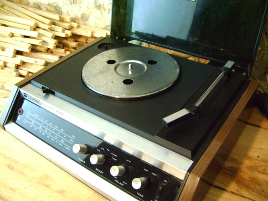 ชุดเครื่องเล่นแผ่นเสียงพร้อมลำโพง TOSHIBA SM-130 เสียงดีครับ