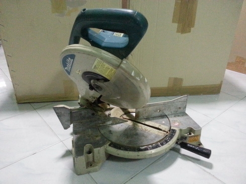เลื่อยตัดองศายี่ห้อmakita รุ่น LS1040ขนาดใบ 10 นิ้ว พร้อมใช้ครับ