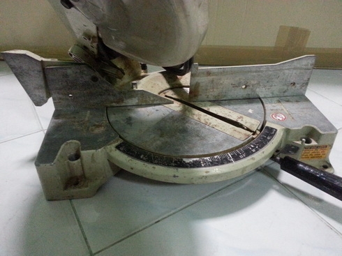 เลื่อยตัดองศายี่ห้อmakita รุ่น LS1040ขนาดใบ 10 นิ้ว พร้อมใช้ครับ