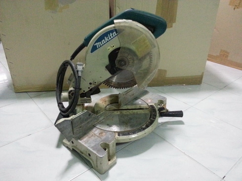 เลื่อยตัดองศายี่ห้อmakita รุ่น LS1040ขนาดใบ 10 นิ้ว พร้อมใช้ครับ