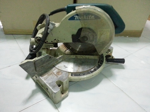 เลื่อยตัดองศายี่ห้อmakita รุ่น LS1040ขนาดใบ 10 นิ้ว พร้อมใช้ครับ