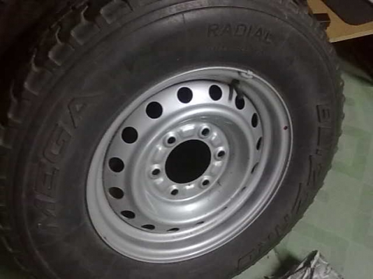 ยางอไหล่ พร้อมกะทะ 6 รู  235-70-15