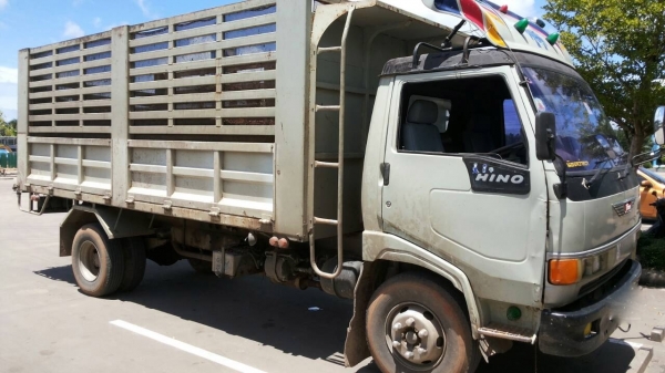 รถฮีโน่ 6 ล้อดั้ม  120 แรงม้า  สนใจติดต่อ 081 - 6079515