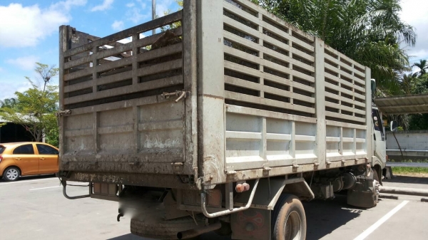 รถฮีโน่ 6 ล้อดั้ม  120 แรงม้า  สนใจติดต่อ 081 - 6079515