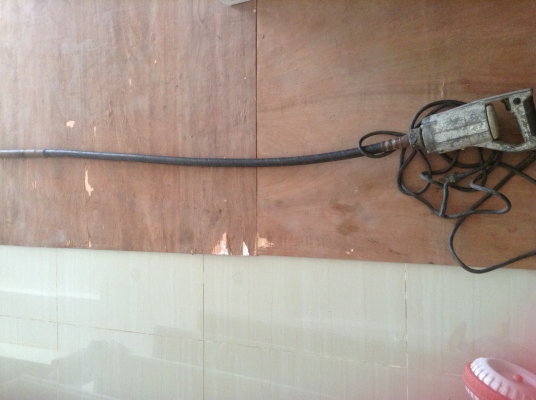 ขายเครื่องจี้ปูน ยี่ห้อ mikasa สายยาว 2 เมตร