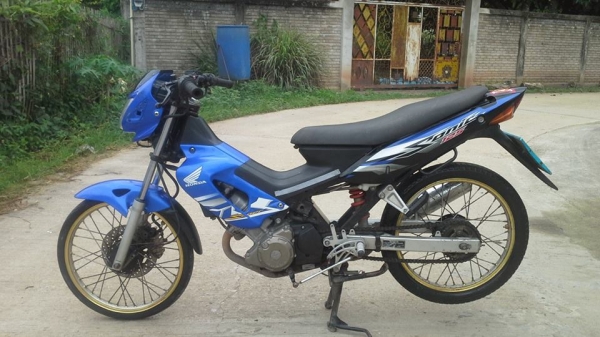 SONIC125 มีเล่มทะเบียนภาษีขาด2ปีรุ่น2ครับราคาถูกๆ8800บาท